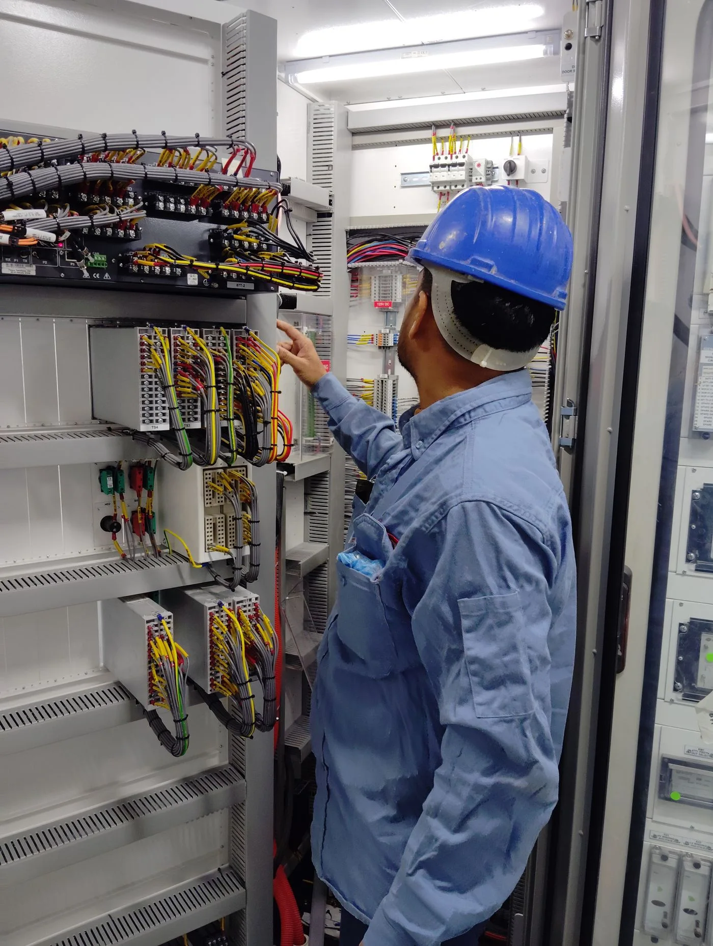 Especialista revisando conexiones en un tablero eléctrico