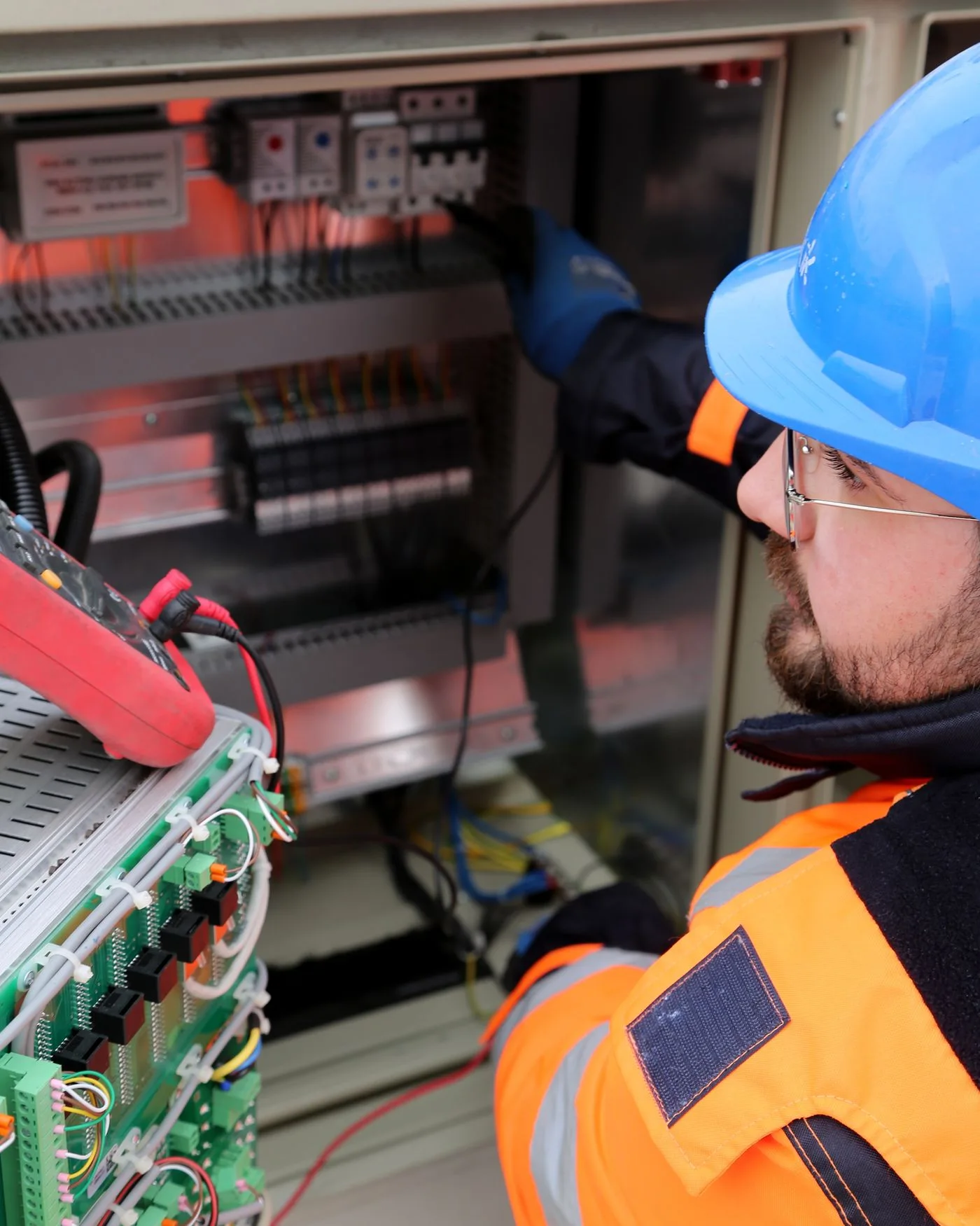 Técnico trabajando con equipo eléctrico